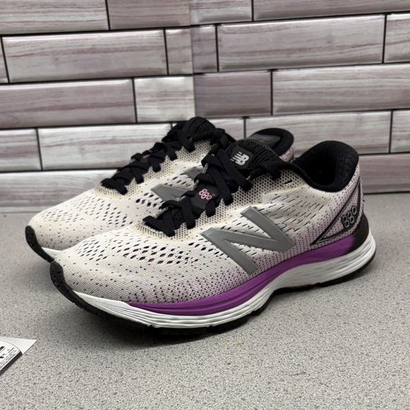 New Balance 880 Women’s size 6 in excellent con White l Purple Athletic Shoes - Picture 3 of 11